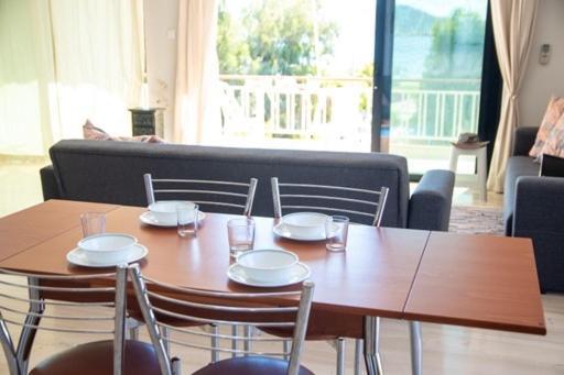 Lavish & Spacious Apt With Stunning Seaview, 10 Min Ath Airport Artemida  Bagian luar foto